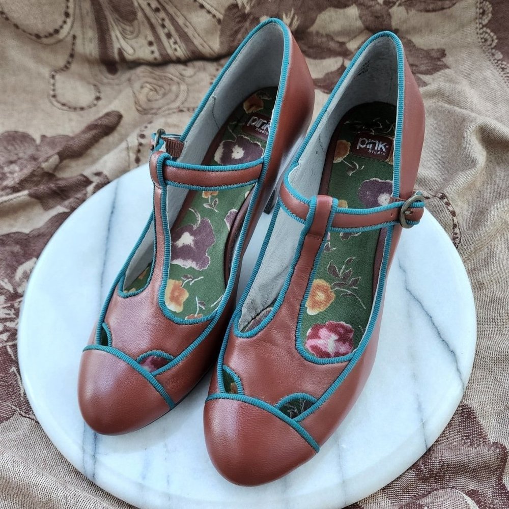 NWOT - T-strap pumps - pink studio Bethany leather shoes size 8 m